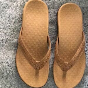 Classic Vionic flip flop style sandal size 10